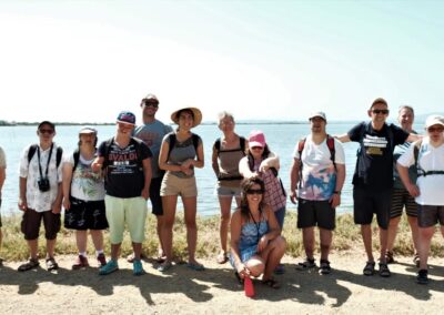 groupe de participant Loisirs Adaptés devant la mer méditerranée