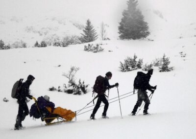 groupe de Randonneurs en Raquettes a neige avec Fauteuils ski
