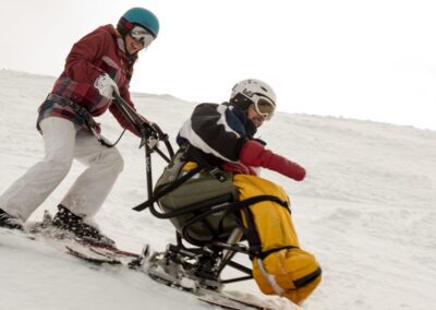 le fauteuil ski et le pilote formenr un beau duo