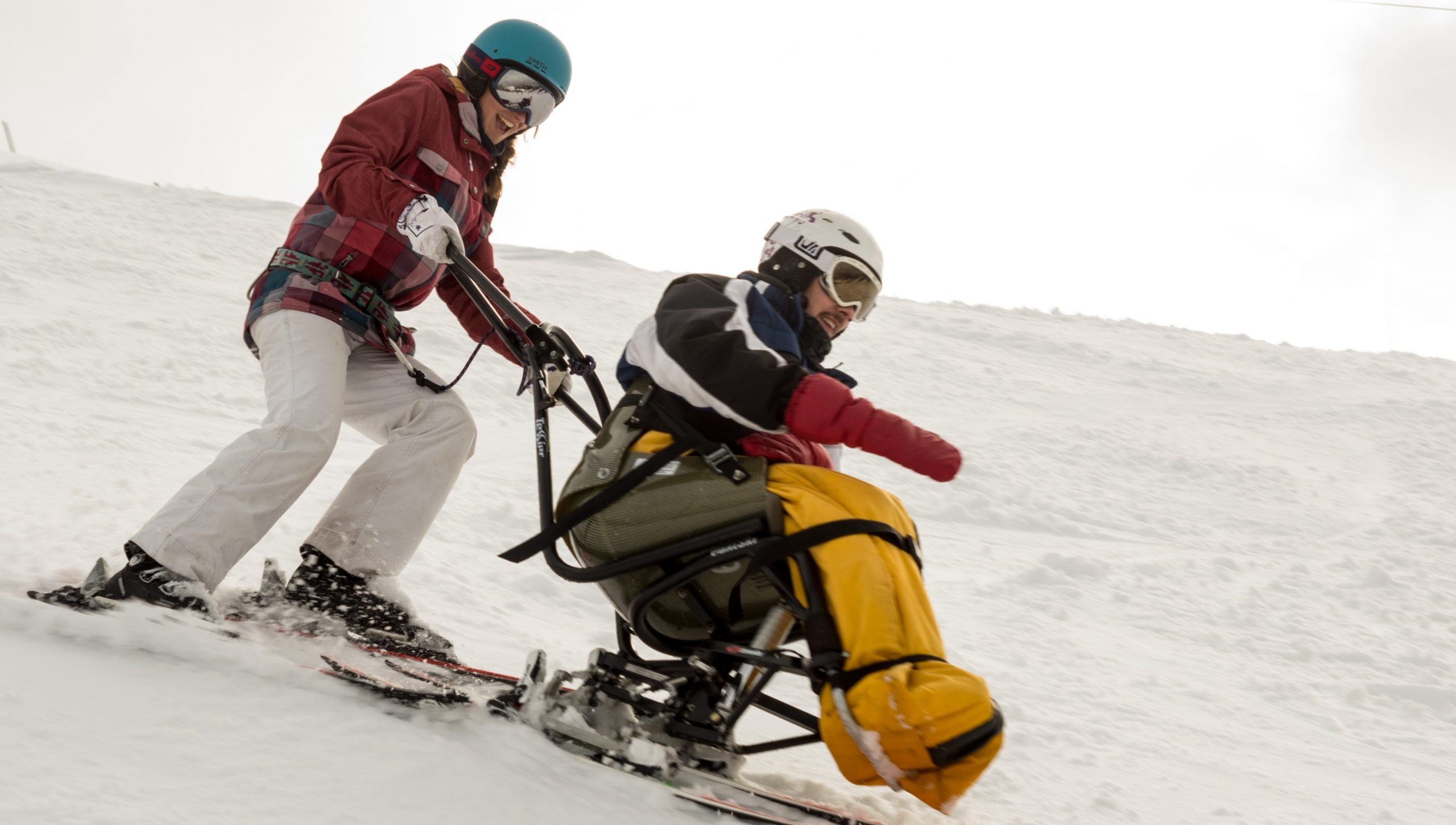 le fauteuil ski et le pilote formenr un beau duo