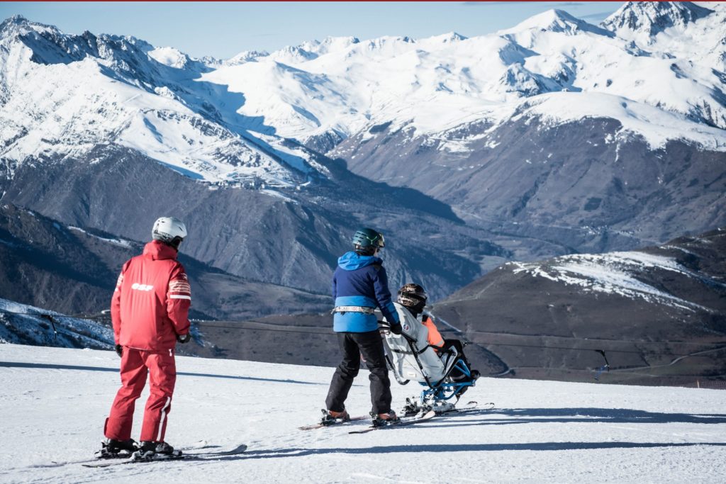 Initiation des futurs pilotes de fauteuils-skis de l'association UMEN