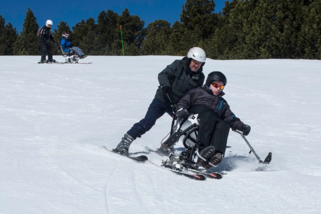 Deux fauteuils ski avec skieurs semi autonome descendent