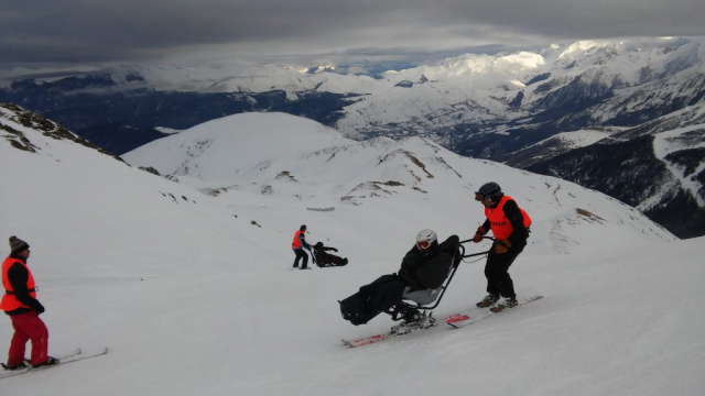 Descente en fauteuil ski avec une belle lumière sur la chaine des Pyrénées