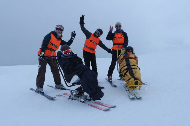 Deux fauteuils-ski pilotés par deux pilotes d'UMEN pour notre week-end handiski et randonnée en raquettes à neige