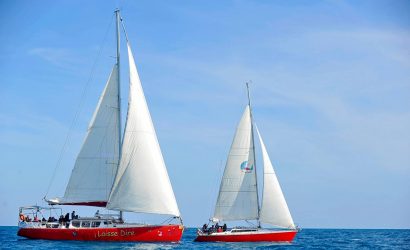 2 voiliers sur la mer