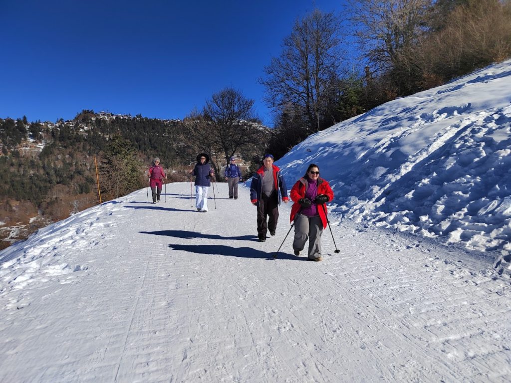 Randonneurs en raquettes à neige sur les chemins enneigés de Guzet.